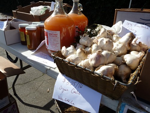 A stand at the Saturday farmers market organized by Phat Beets. (via PhatBeetsProduce.org) A stand at the Saturday farmers market organized by Phat Beets. (via PhatBeetsProduce.org)